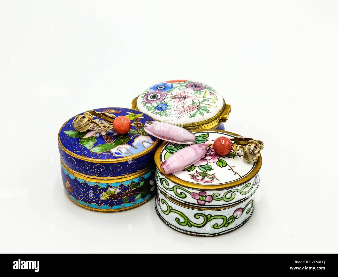 Vintage trinkets hi-res stock photography and images - Alamy