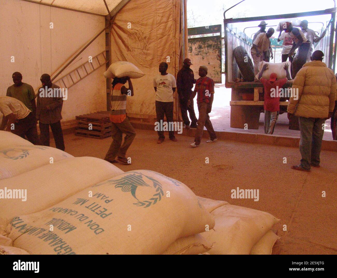 Humanitarian food aid hi-res stock photography and images - Alamy