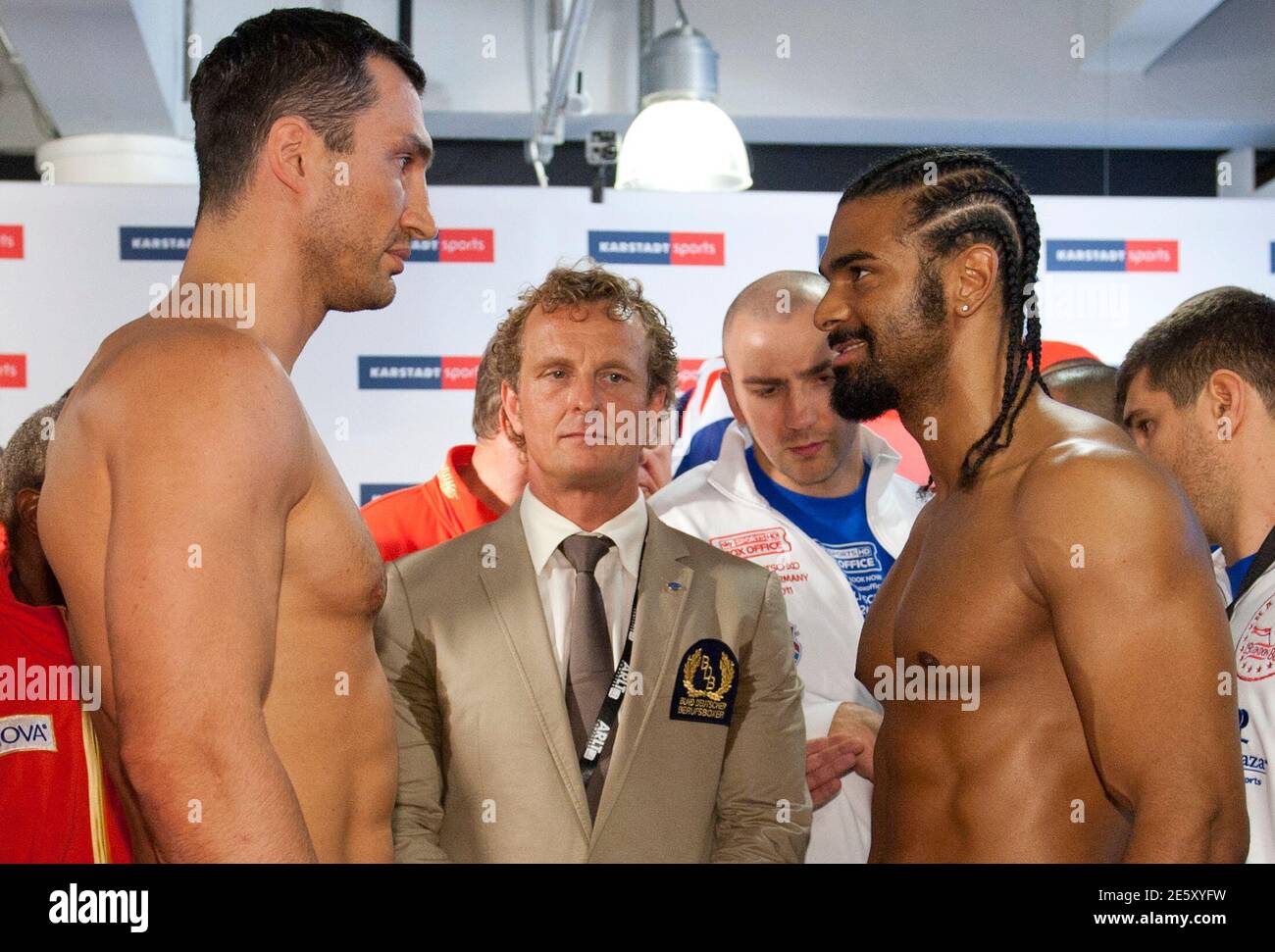 Boxers weigh in hi-res stock photography and images - Page 7 - Alamy
