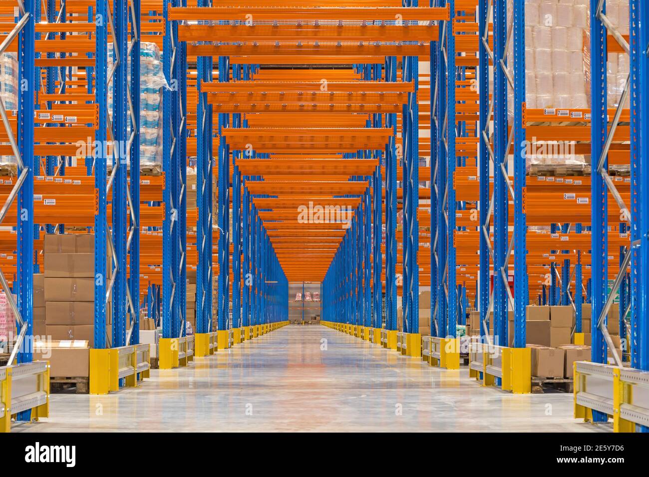 Open Corridor Racking System Corridor Way Under Shelving System in Distribution Warehouse Stock ...