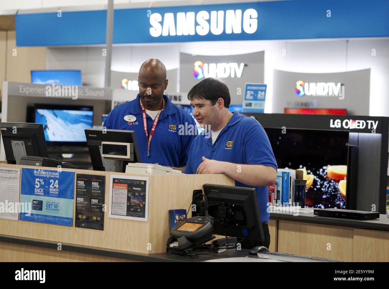 Best Buy Employees High Resolution Stock Photography and Images Alamy