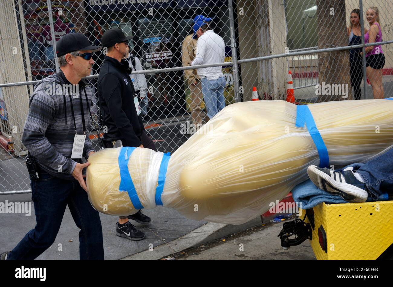 Carpenters move an Oscar statue into place outside the Dolby Theater during preparations for the 87th Academy Awards in Hollywood, California February 20, 2015. The Oscars will be presented at the Dolby Theater February 22, 2015.   REUTERS/Rick Wilking  (UNITED STATES - Tags: ENTERTAINMENT) Stock Photo