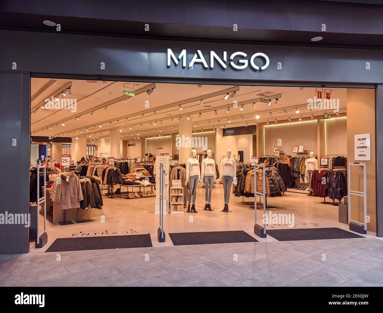 Mango clothes store hi-res stock photography and images - Alamy