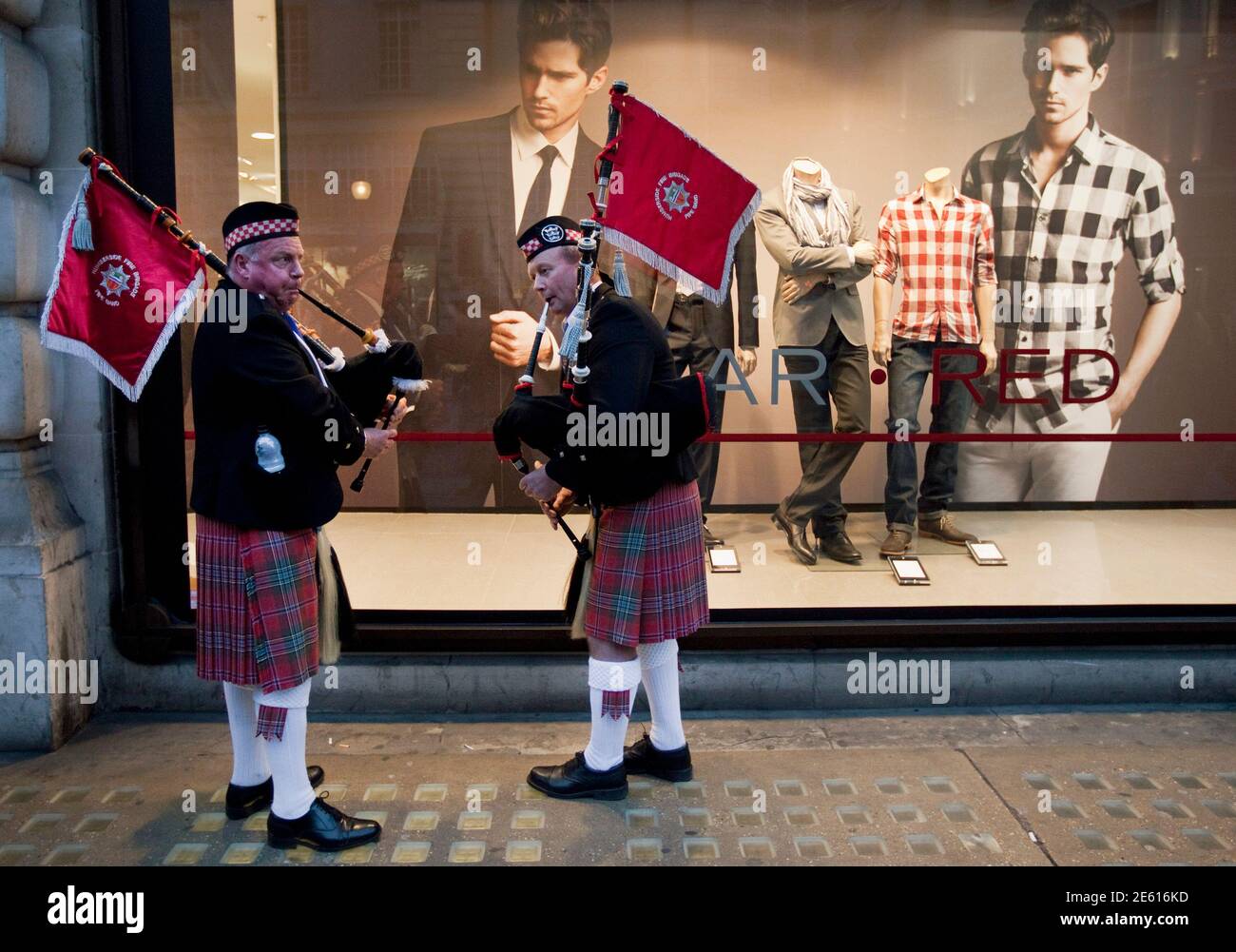Two men in kilts hi-res stock photography and images - Alamy