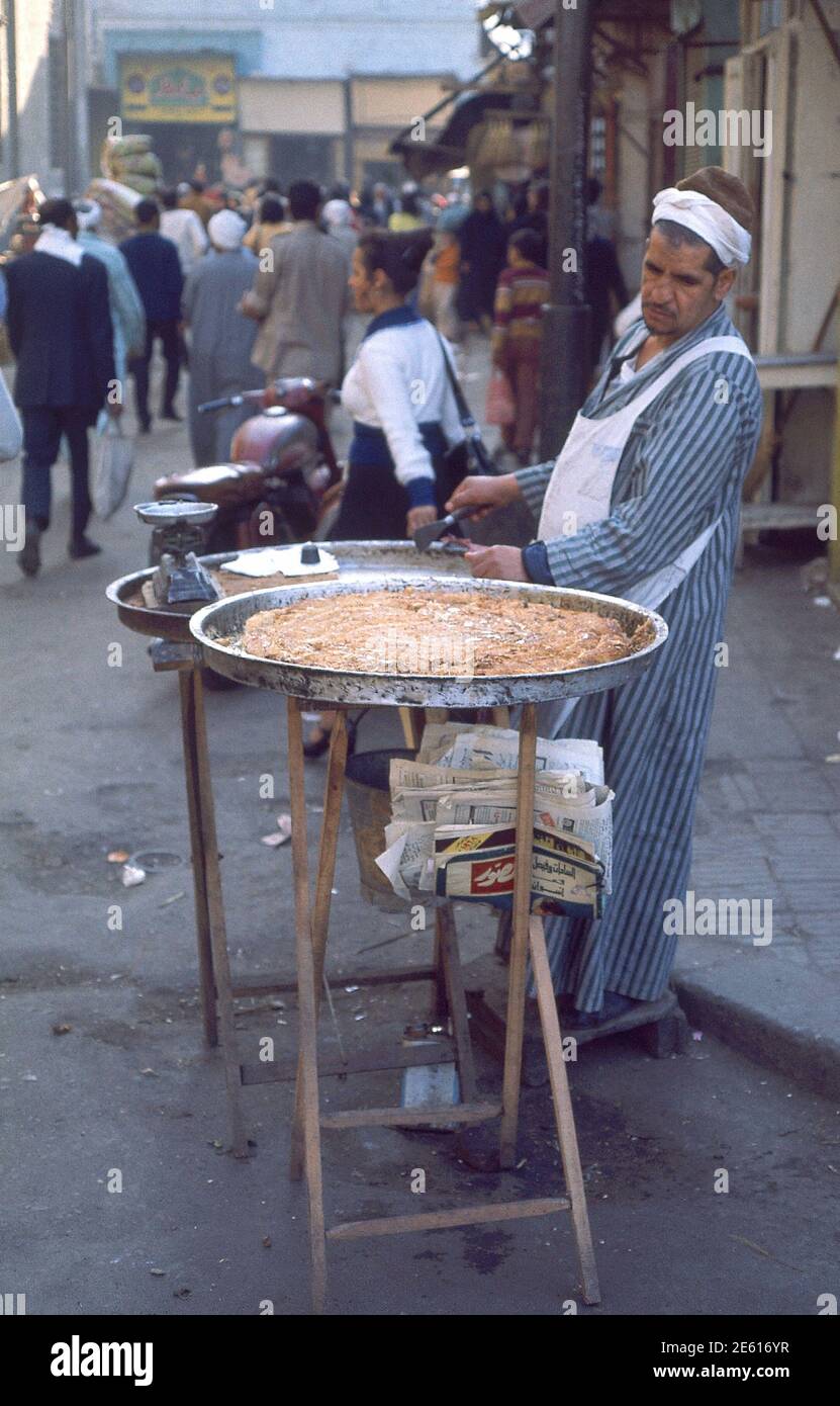 BARRIO GHURIYA-ARABE VENDIENDO TORTA. Location: EXTERIOR. KAIRO. EGYPT ...