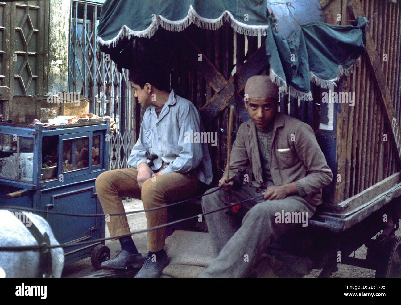 BARRIO GHURIYA - ARABES EN CARRO TIRADO POR BURRO. Location: EXTERIOR ...