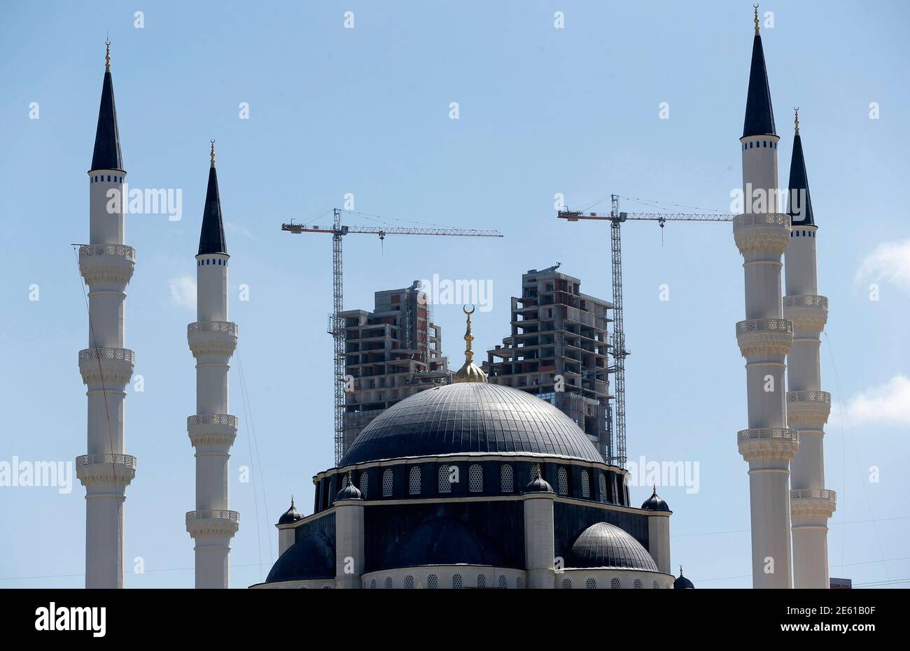 curved scaffolding high resolution stock photography and images alamy