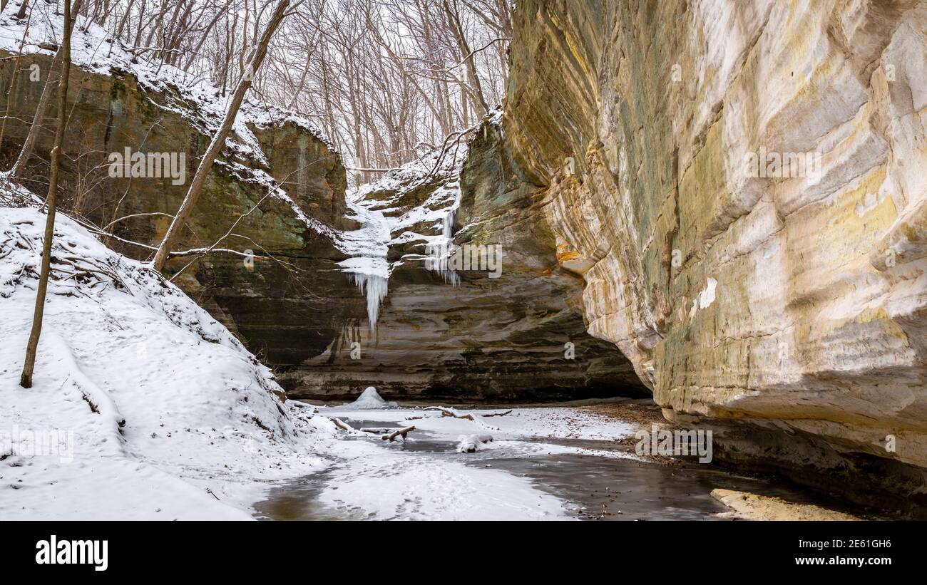 Ottawa canyon in winter Starved - Ottawa Canyon In Winter Starved Rock State Park Illinois Usa 2E61GH6