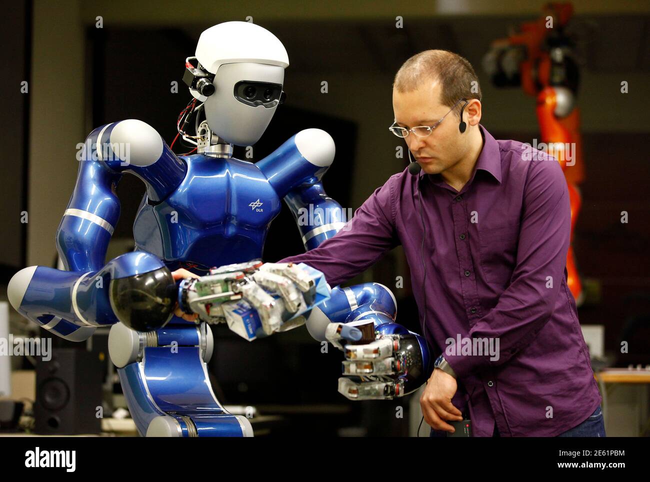 Робот выполняет любые. Современные роботы. Роботы ученые. Робототехника. Робототехник профессия.