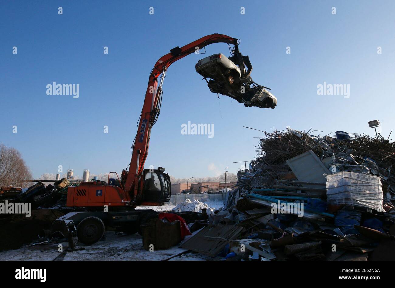 Scrap Yard Car Crane High Resolution Stock Photography and Images - Alamy