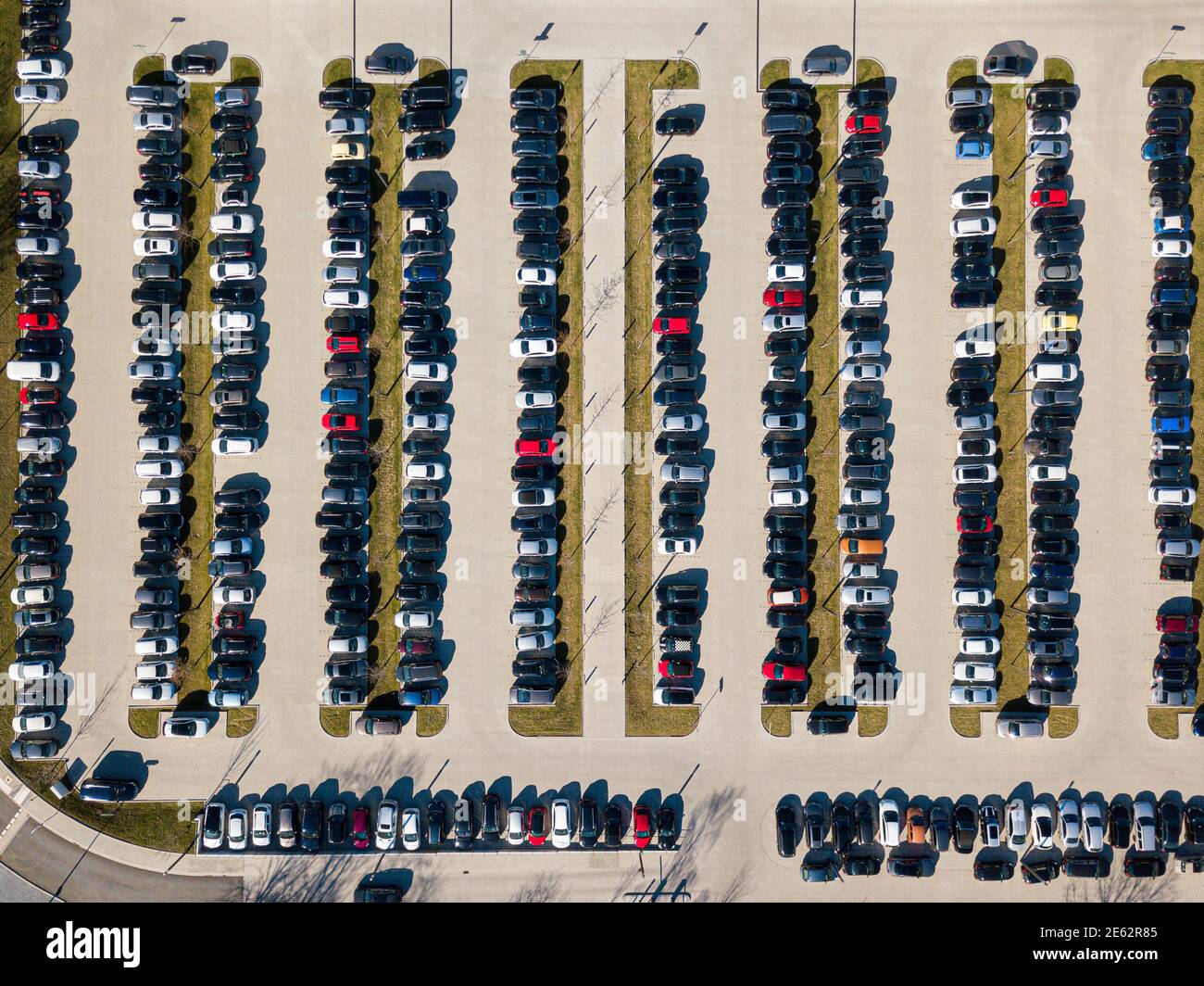 Grafisches Luftbild eines großen, vollen Parkplatzes. Aerial view of a big crowded parkig lot. Stock Photo