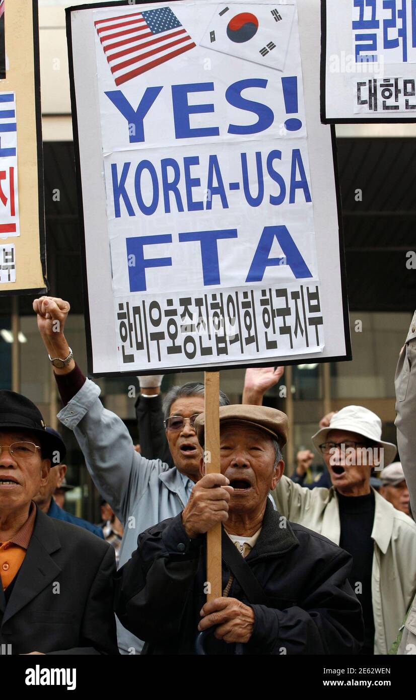 Conservative protesters shout slogans during a rally supporting the South Korea-U.S. free trade agreement (FTA) talks near the National Assembly in Seoul November 1, 2011.      REUTERS/Jo Yong-Hak (SOUTH KOREA - Tags: POLITICS CIVIL UNREST BUSINESS) Stock Photo