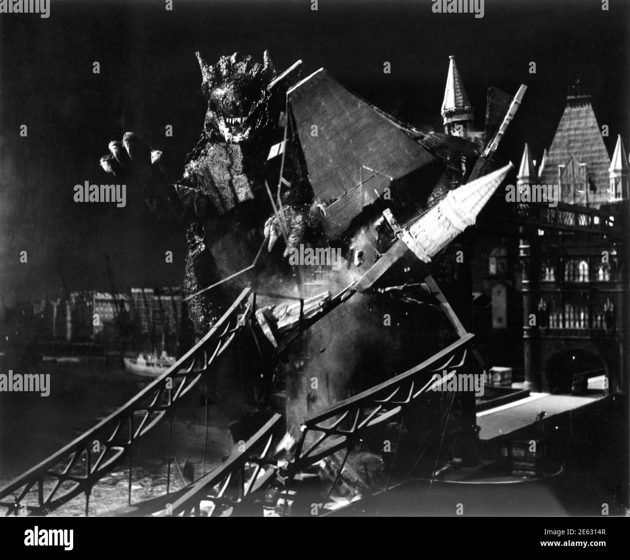 Giant Lizard Monster destroying Tower Bridge in GORGO 1961 director EUGENE LOURIE  filmed at MGM British Studios Boreham Wood King Brothers Productions / British Lion - Columbia Distributors (BLC) Stock Photo