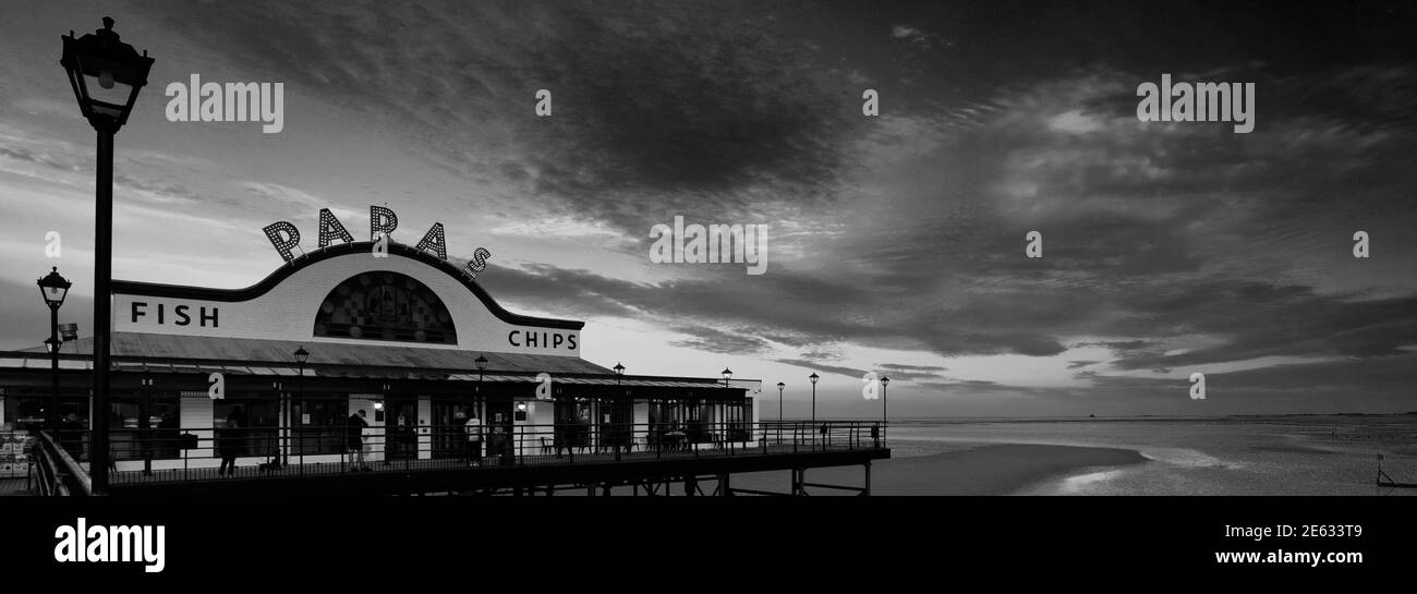 Evening colours, Cleethorpes Pier, Cleethorpes town, North East ...