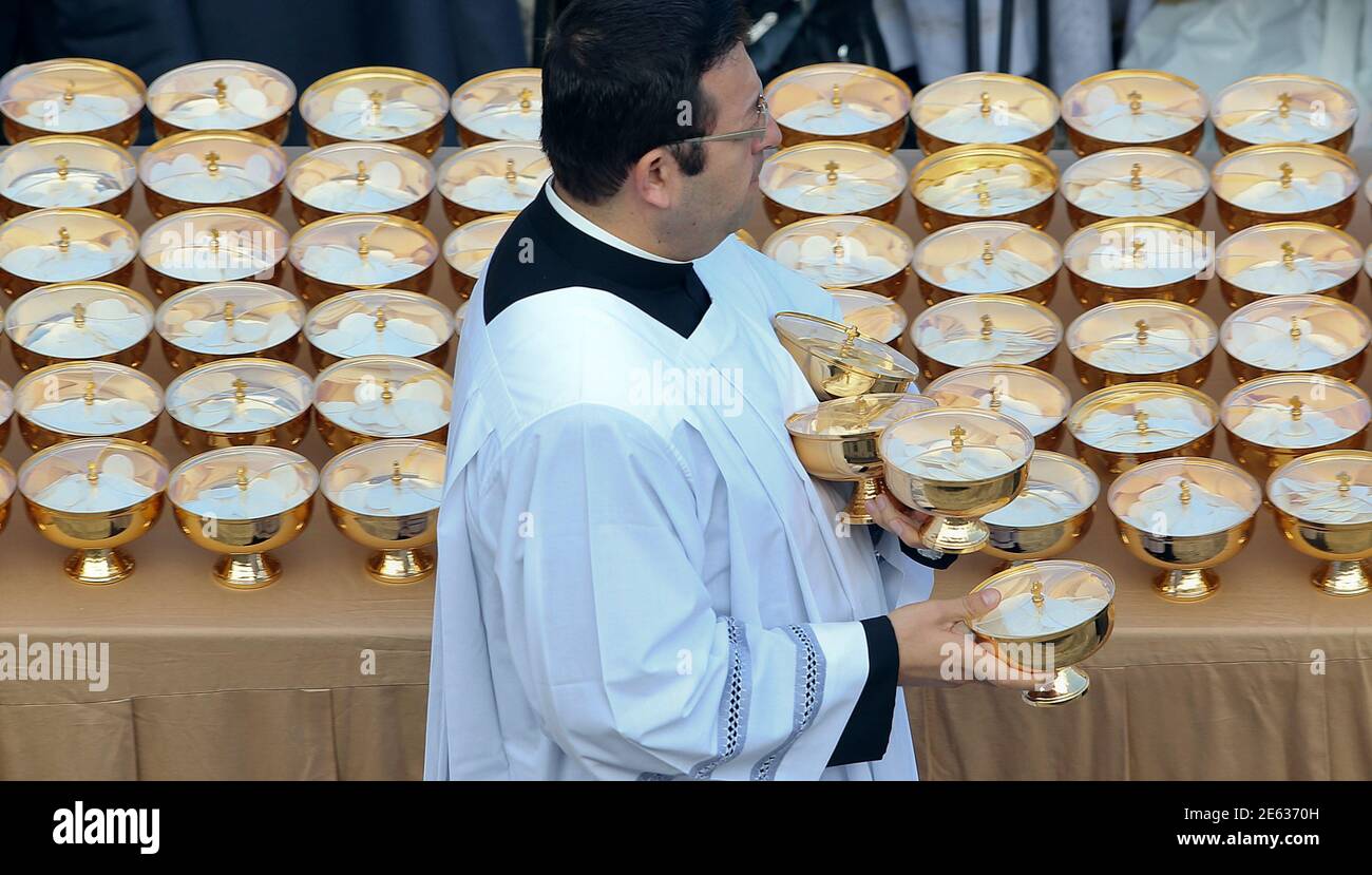 Communion wafers hires stock photography and images Alamy