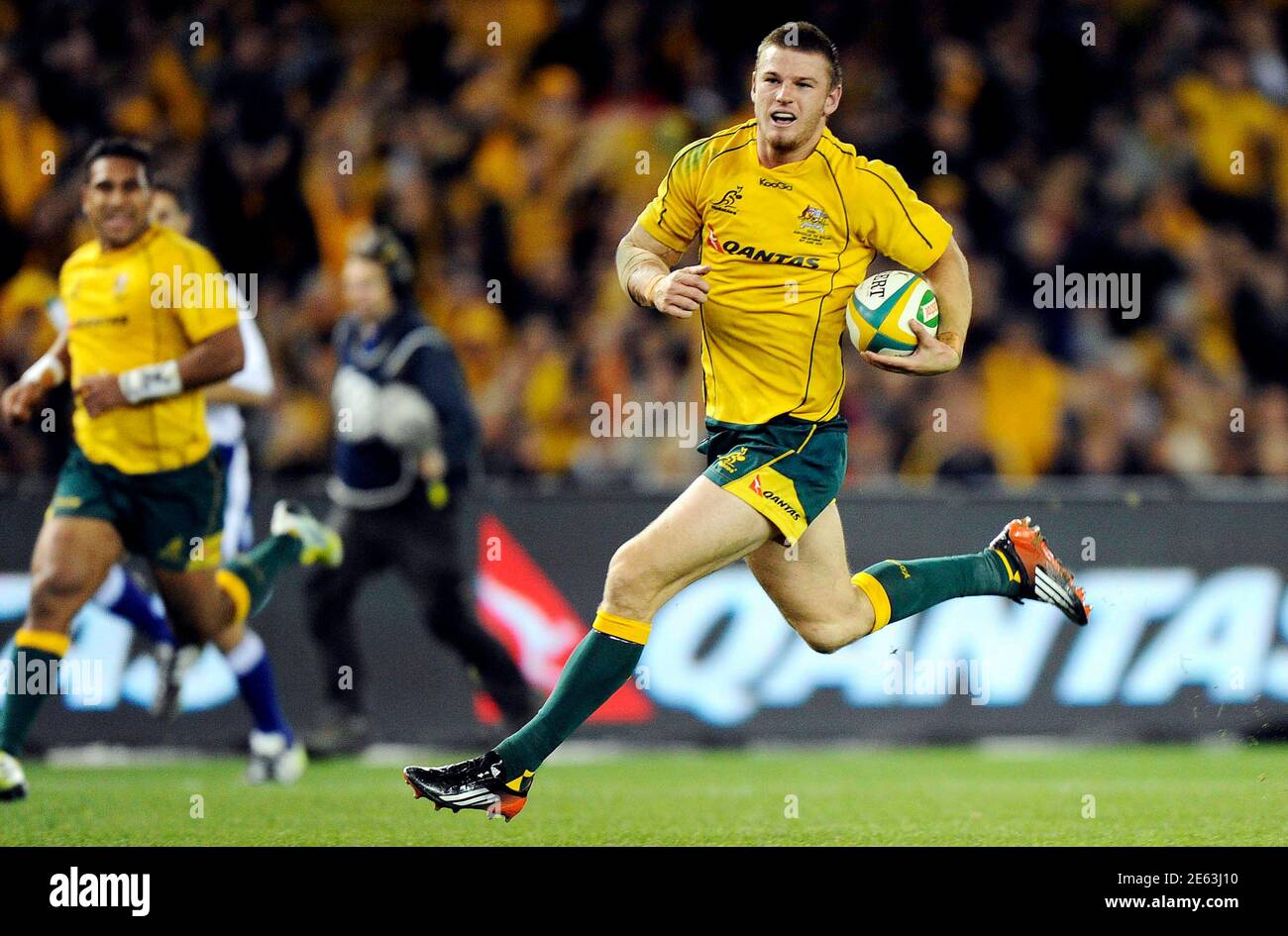 Australia's Rob Horne scores a try during their international rugby test match against Wales in Melbourne June 16, 2012. REUTERS/Mal Fairclough (AUSTRALIA - Tags: SPORT RUGBY) Stock Photo