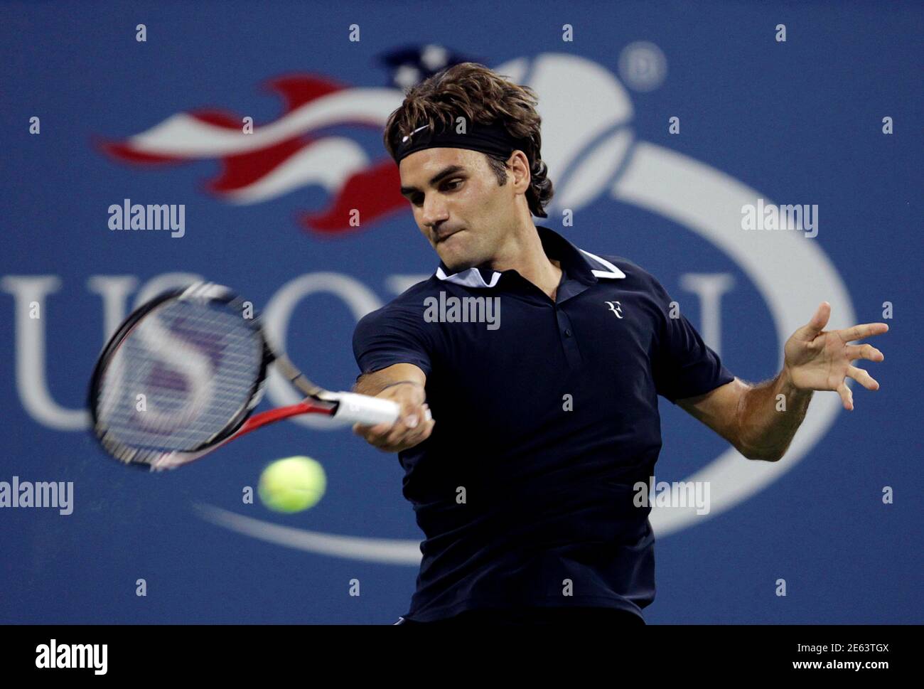 Roger Federer of Switzerland returns a forehand shot to Brian Dabul of  Argentina during their opening night match at the U.S. Open tennis  tournament New York, August 30, 2010. REUTERS/Lucas Jackson (UNITED