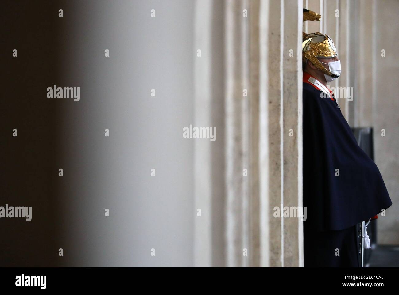 Rome Rome, Italy. 28th Jan, 2021. A Corazziere, a member of a specialized company of the Carabinieri (Italian Military Police) stands guard wearing a protective mask during talks between italian party leaders with Italian President Sergio Mattarella at the Quirinale Palace in Rome, Italy, on Thursday, Jan. 28, 2021. The resignation of Italian Prime Minister Giuseppe Conte has sparked a fresh round of back-room plotting and negotiating as the pandemic rages and the economy tanks. Photographer: Alessia Pierdomenico/Bloomberg Credit: Independent Photo Agency/Alamy Live News Stock Photo