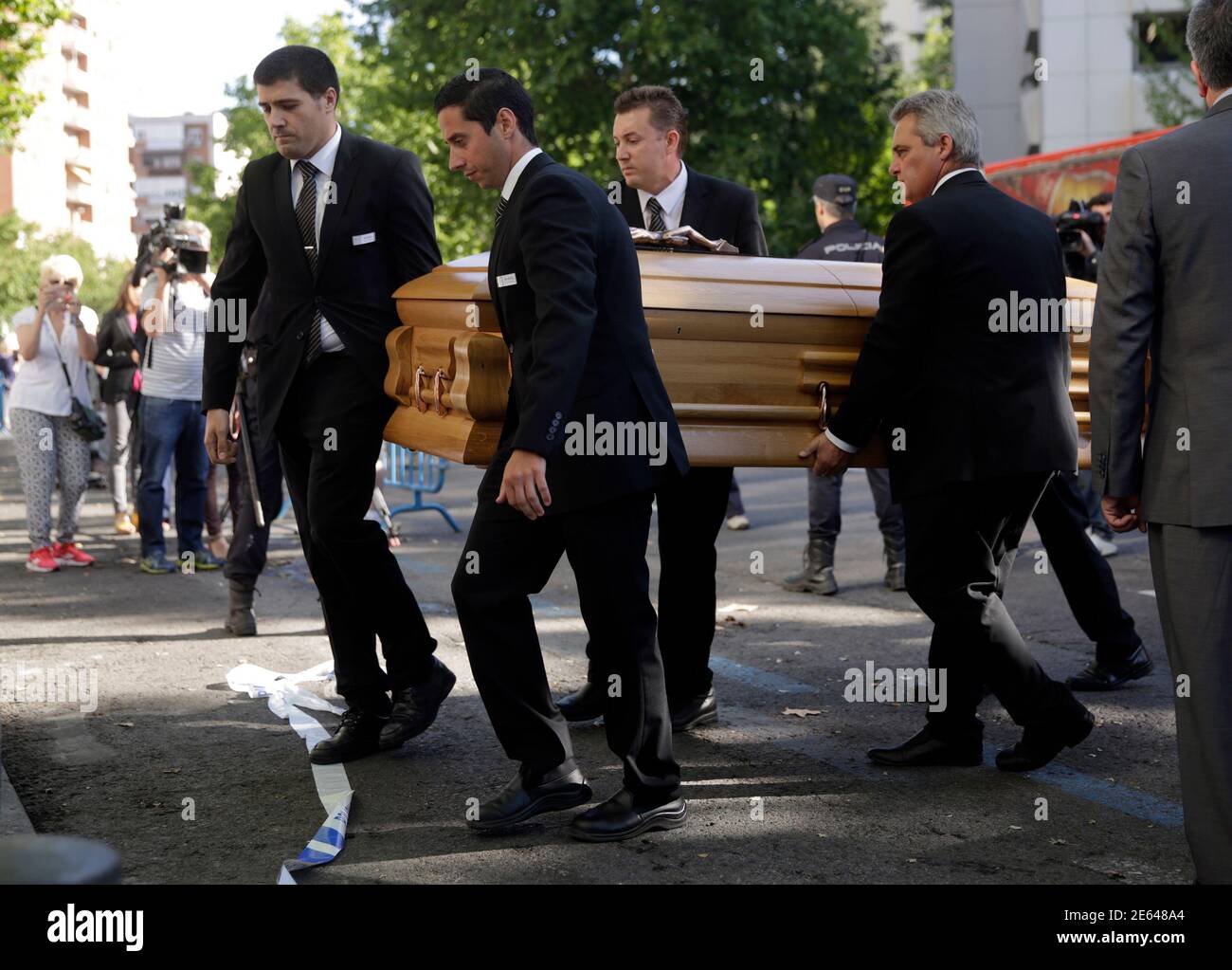 Funeral home employees carry the coffin of former Real Madrid player  Alfredo Di Stefano after their arrival for his wake at Santiago Bernabeu  stadium in Madrid July 8, 2014. Former Real Madrid