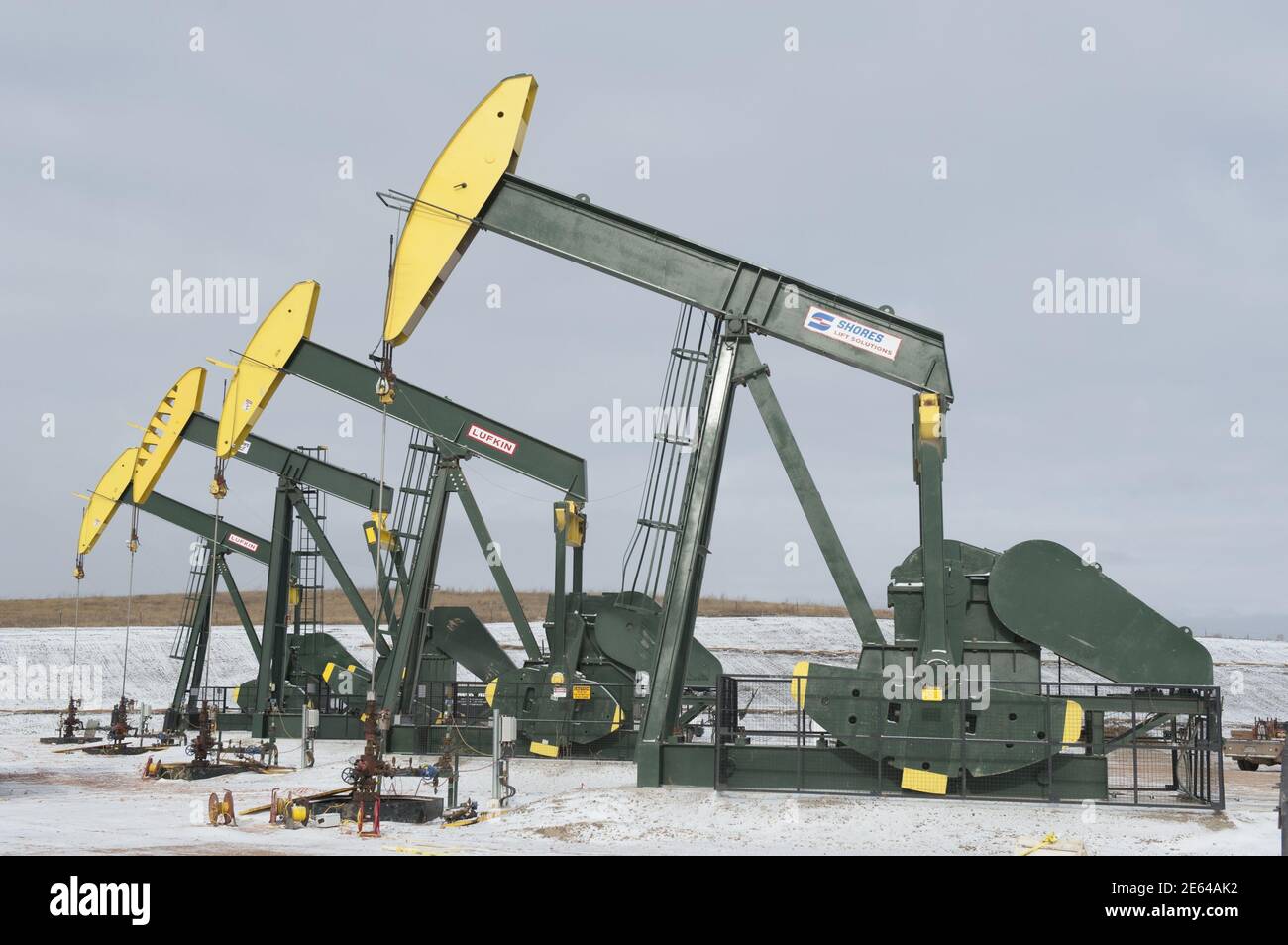 Pumpjacks taken out of production temporarily stand idle at a Hess site while new wells are fracked near Williston, North Dakota November 12, 2014.  Falling oil prices have yet to spoil North Dakota's party, with billions of investment dollars still flowing for new wells and pipelines, apartments and shopping centers, a tacit bet the third energy boom in the state's history is just getting started. Picture taken November 12, 2014. REUTERS/Andrew Cullen  (UNITED STATES - Tags: BUSINESS COMMODITIES ENERGY) Stock Photo