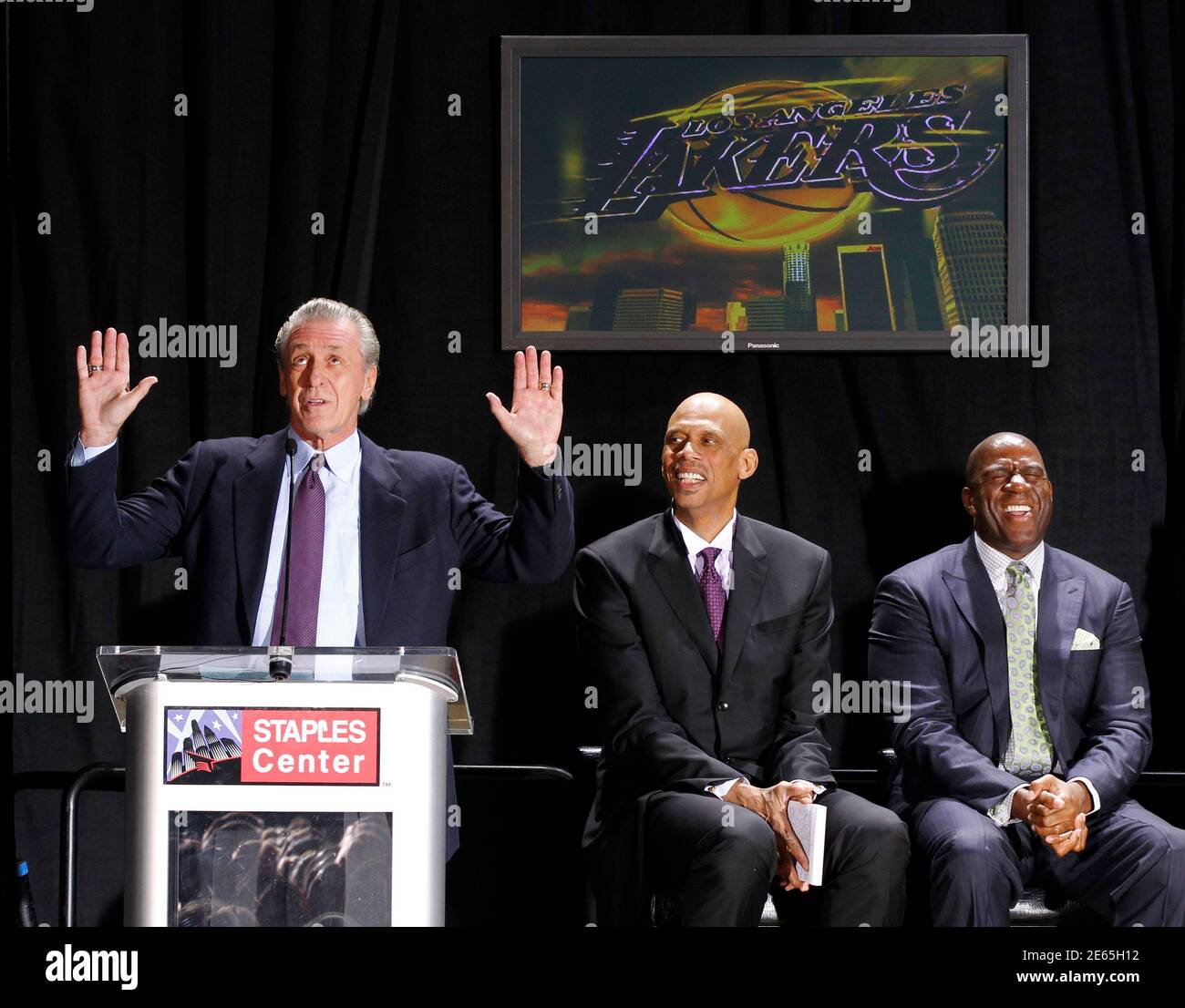 Former Los Angeles Lakers head coach Pat Riley (L) speaks during a ceremony  to unveil a bronze statue of former Lakers basketball player and NBA Hall  of Famer Kareem Abdul-Jabbar (C), as