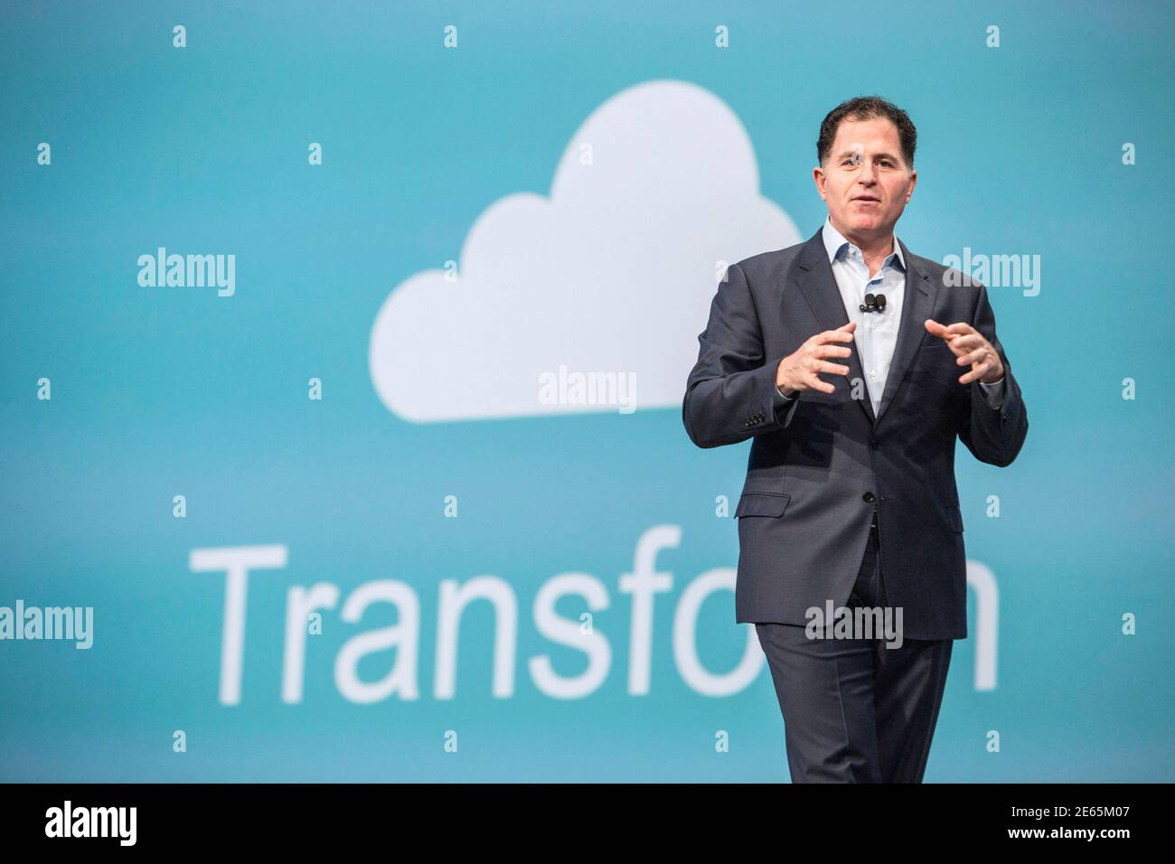 Michael Dell, chief executive of Dell Inc, delivers his keynote speech at  the All Things Oracle OpenWorld Summit in San Francisco, California  September 25, 2013. REUTERS/Jana Asenbrennerova (UNITED STATES - Tags:  SCIENCE