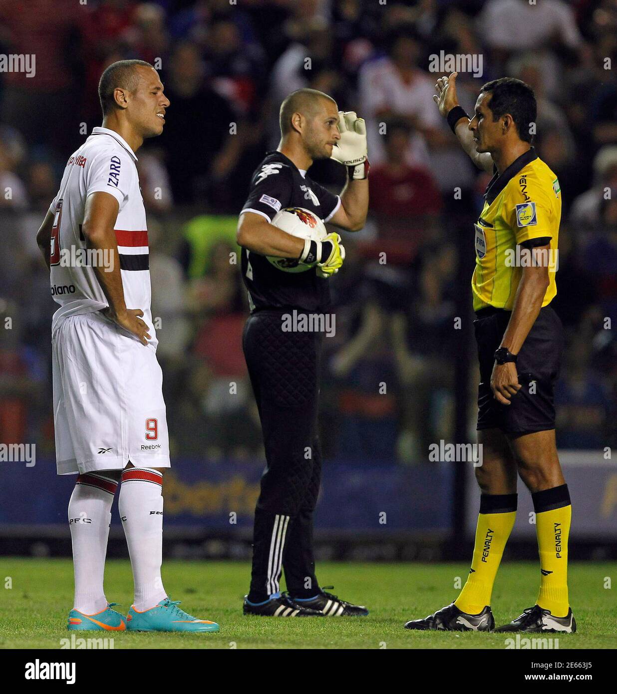 Luis Fabiano Sao Paulo In High Resolution Stock Photography And Images Alamy
