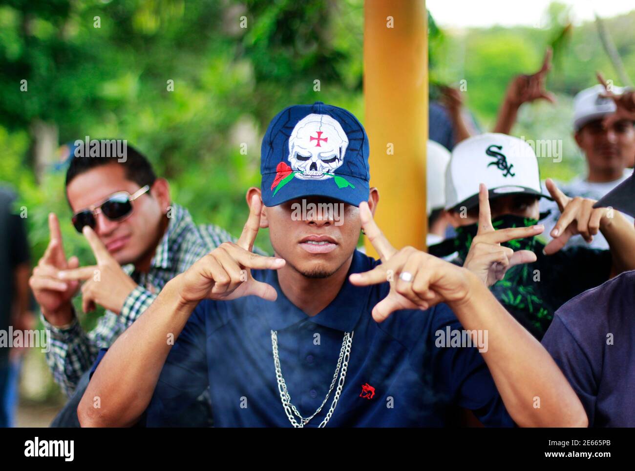 Gang signs hires stock photography and images Alamy