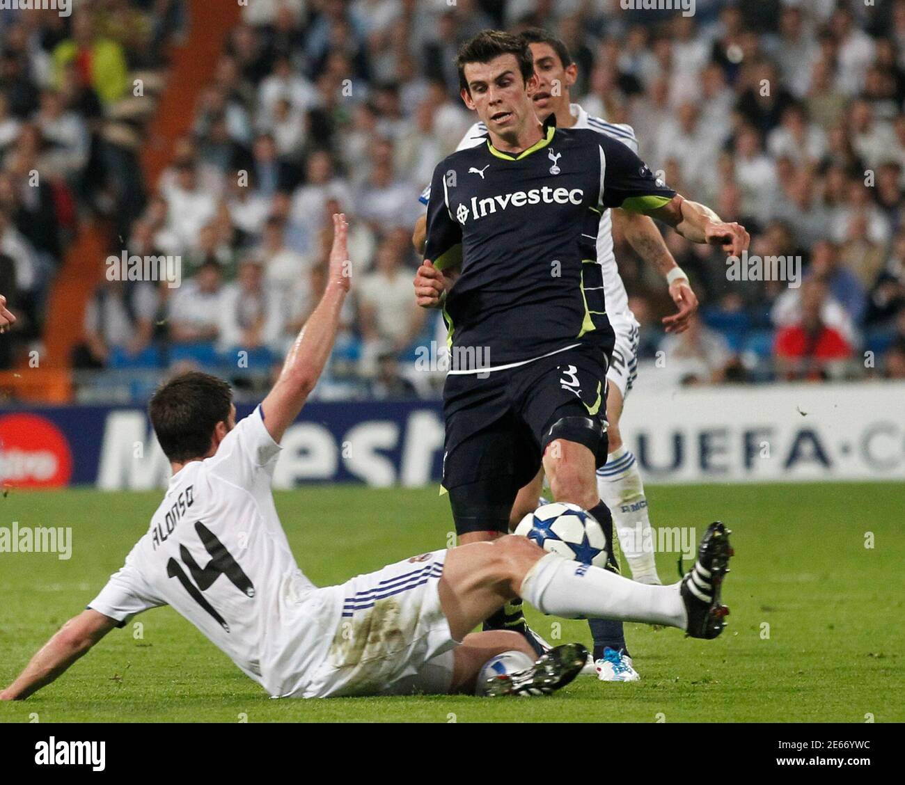 Tottenham Hotspur S Gareth Bale R And Real Madrid S Xabi Alonso Battle For The Ball During The First Leg Of Their Champions League Quarter Final Soccer Match At Santiago Bernabeu Stadium In Madrid April