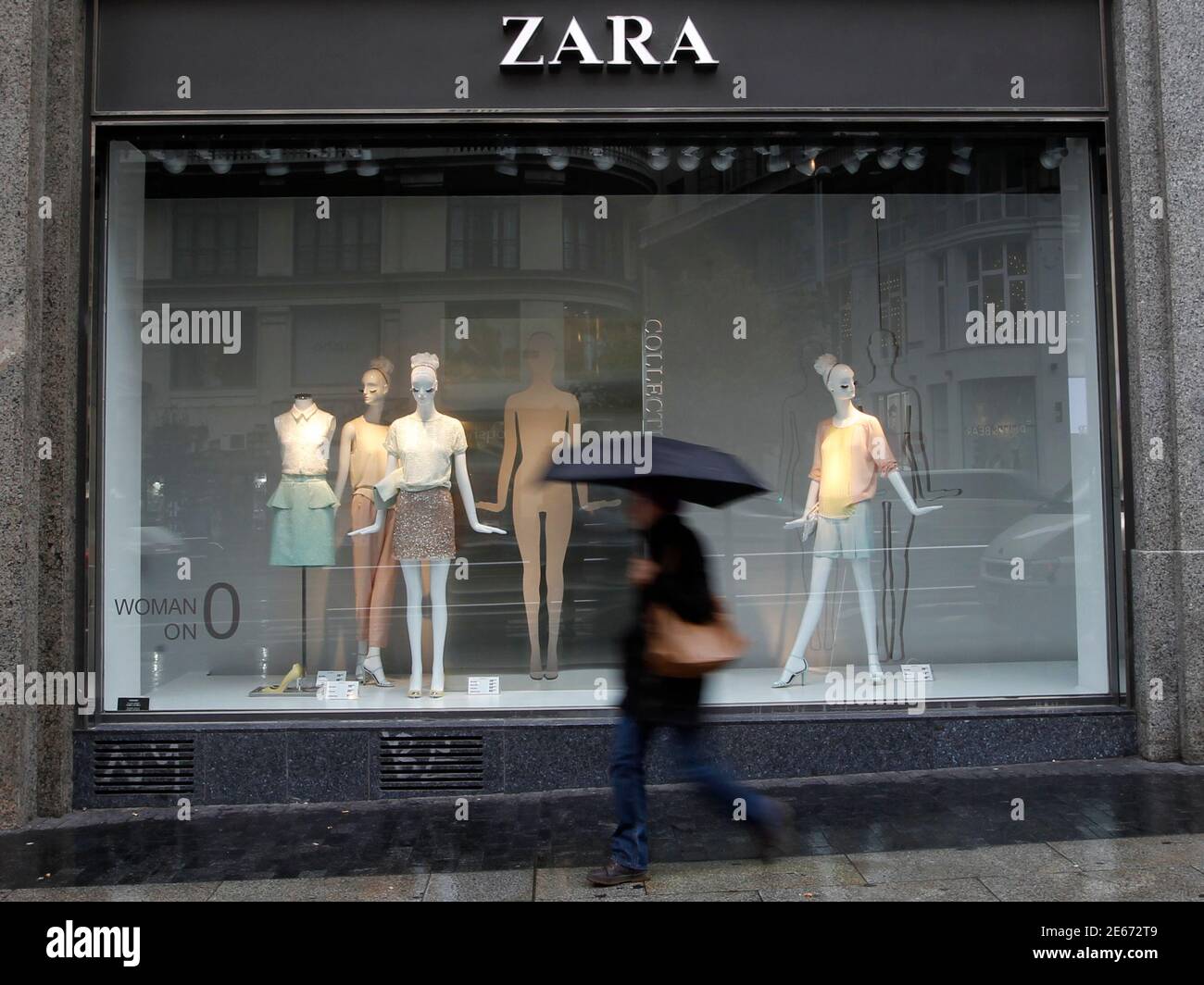 Zara shop window hi-res stock photography and images - Page 5 - Alamy