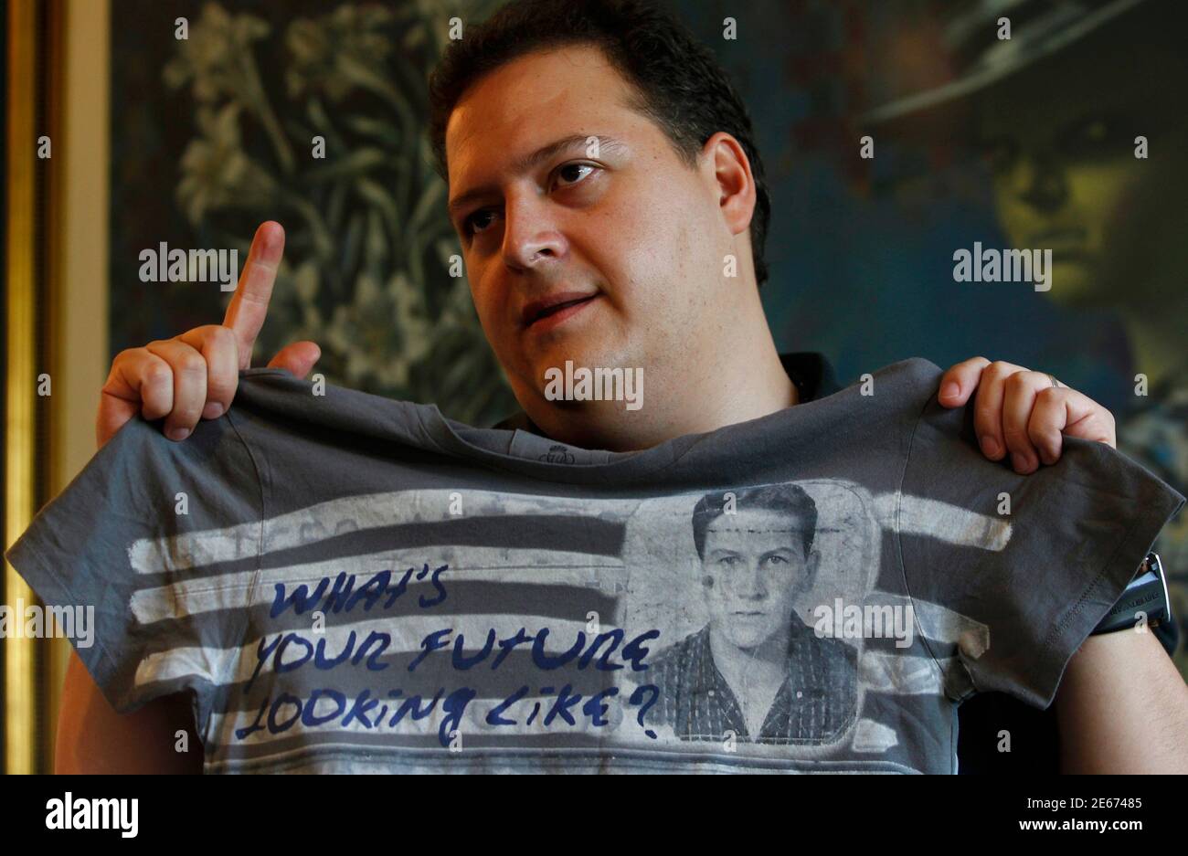 Booth Offentliggørelse glas Sebastian Marroquin, son of deceased Colombian drug lord Pablo Escobar  Gaviria, shows a t-shirt of his company's design with an image of his  father stamped on it during an interview with Reuters