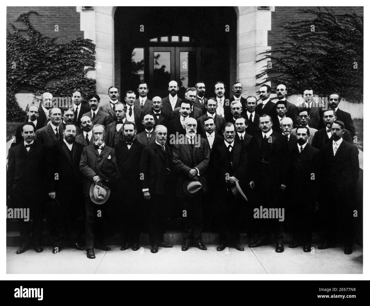 1909 , GREAT BRITAIN : The german Doctor Professor CARL Gustav JUNG ( 1875 - 1961 ) at Clark University , with SIGMUND FREUD ( 1856 - 1939 ) and others Psychologists and psychiatrists. Front row, left to right: Franz Boas , E.B. Titchener , William James , William Stern , Leo Burgerstein , G. Stanley Hall , Sigmund Freud , Carl G. Jung , Adolf Meyer , H.S. Jennings . Second row: C.E. Seashore , Joseph Jastrow , J. McK. Cattell , E.F. Buchner , E. Katzenellenbogen , Ernest Jones , A.A. Brill , Wm. H. Burnham , A.F. Chamberlain . Third row: Albert Schinz , J.A. Magni , B.T. Baldwin , F. Lyman We Stock Photo