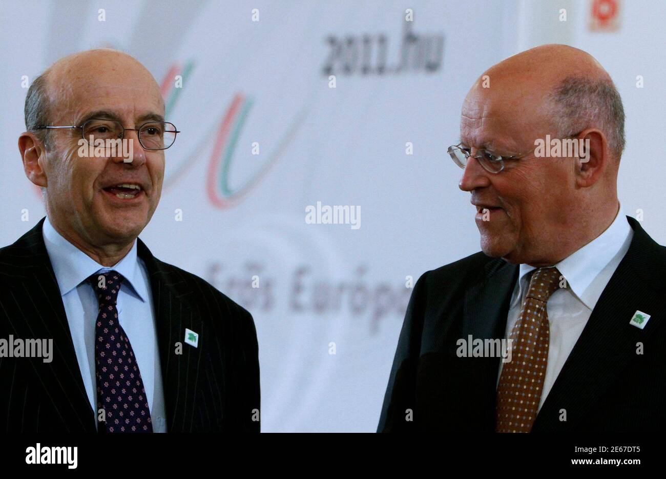 French Foreing Minister Alain Juppe (L) talks his Dutch counterpart Uriel Rosenthal during an informal meeting of European Union Foreign  Ministers at the Grassalkovich Palace in Godollo, near Budapest on March 11, 2011.  REUTERS/Bernadett Szabo  (HUNGARY - Tags: POLITICS) Stock Photo
