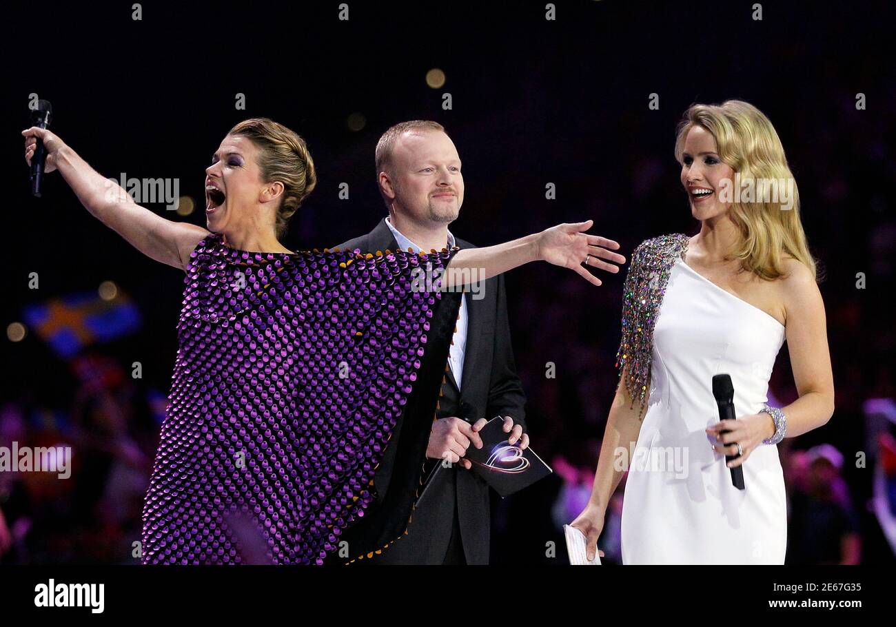 German TV entertainers and host of the Eurovision, Judith Rakers (R) Stefan Raab and Anke Engelke (L) pose during the first semi-final for the Eurovison Song Contest in Duesseldorf May 10, 2011. The 2011 Eurovison Song Contest will be held in the western German city of Duesseldorf on May 14.      REUTERS/Wolfgang Rattay (GERMANY  - Tags: ENTERTAINMENT) Stock Photo