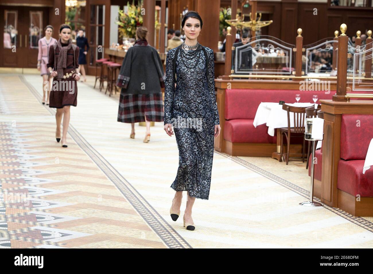 Antagonist nauwelijks Petulance Models present creations by German designer Karl Lagerfeld as part of his  Autumn/Winter 2015/2016 women's ready-to-wear collection show for French  fashion house Chanel at the Grand Palais which is transformed into  "Brasserie