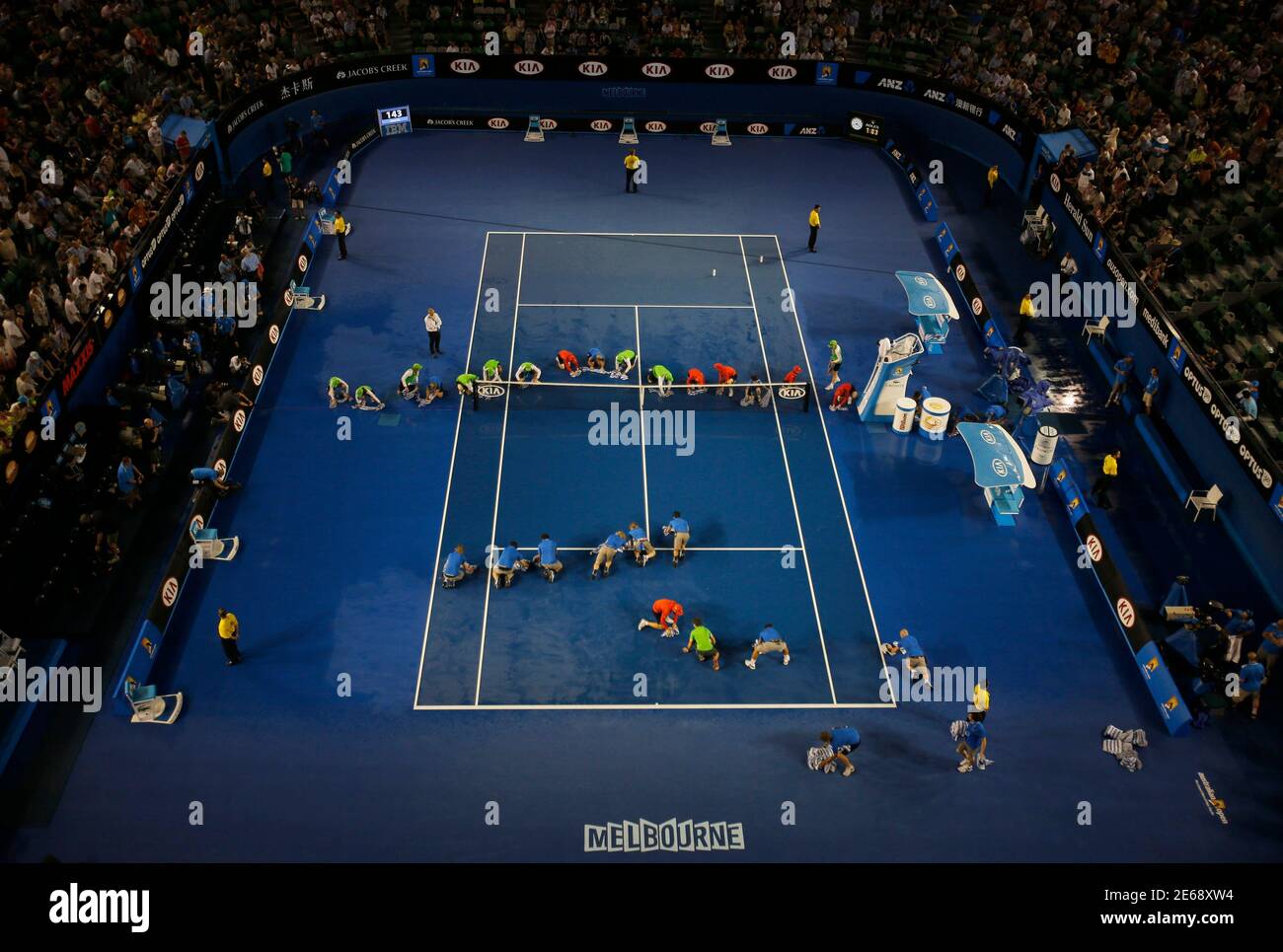 Officials dry court of rain on Rod Laver Arena at the Australian Open 2014 tennis tournament in Melbourne January 17, 2014. REUTERS/Jason Reed ( AUSTRALIA - Tags: SPORT TENNIS Stock Photo - Alamy