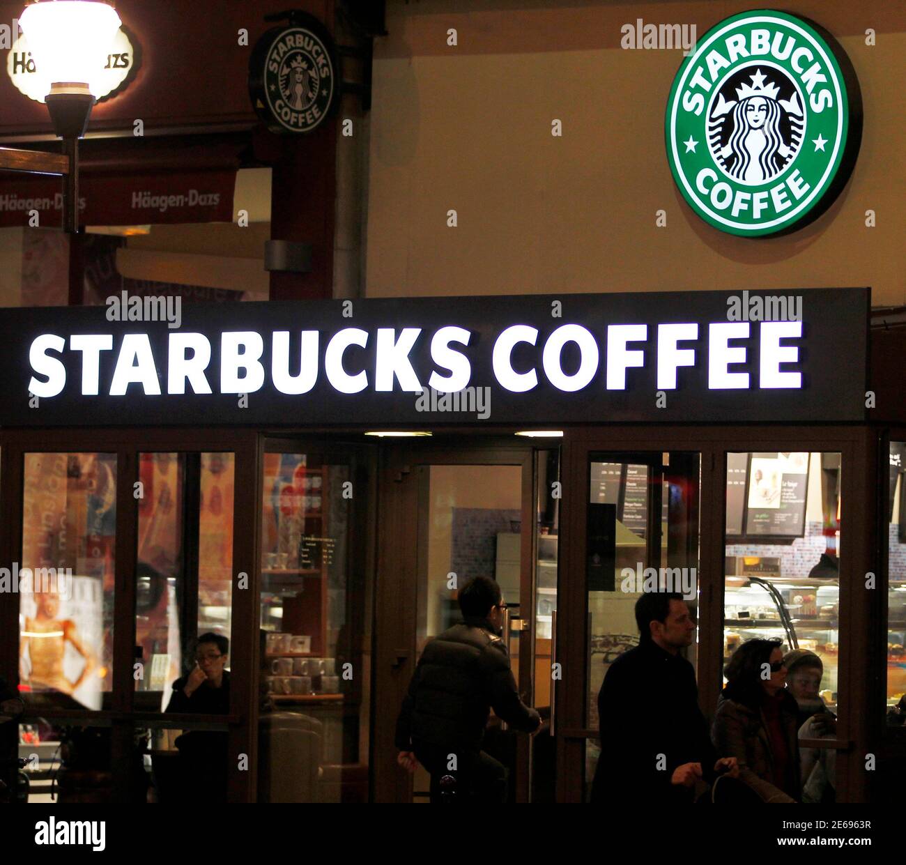 Кофе есть кофейня. Старбакс кофейня в Сиэтле. Кофеен Starbucks Corp. Первый Старбакс Сиэтл. Starbucks кофе в Сиэтле.