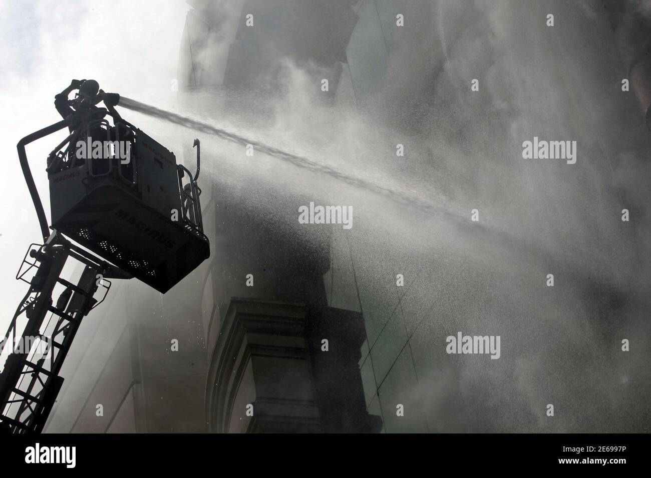 túnel Camello Sinceramente A fire-fighter works to extinguish a fire at Talaat Harb Mall in the  country's central business district in downtown Cairo March 17, 2013. The  state news agency MENA quoted witnesses as saying