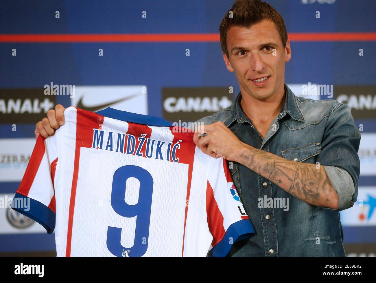 Atletico Madrid's newly signed player, Croatian Mario Mandzukic, poses with  his jersey during a media presentation