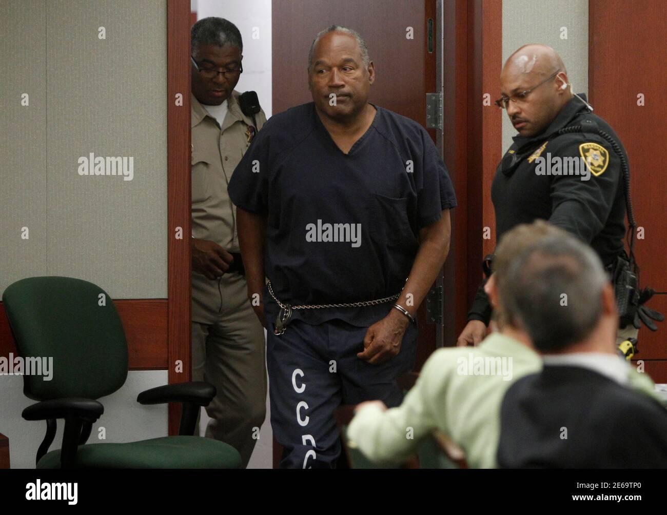 O.J. Simpson arrives at an evidentiary hearing in Clark County District Court in Las Vegas, Nevada May 16, 2013. O.J. Simpson, the former football star famously acquitted of murder in 1995, took the witness stand in a Las Vegas courtroom on Wednesday seeking a new trial in an armed-robbery case that sent him to prison five years ago.    REUTERS/Steve Marcus  (UNITED STATES  - Tags: CRIME LAW ENTERTAINMENT SPORT) Stock Photo