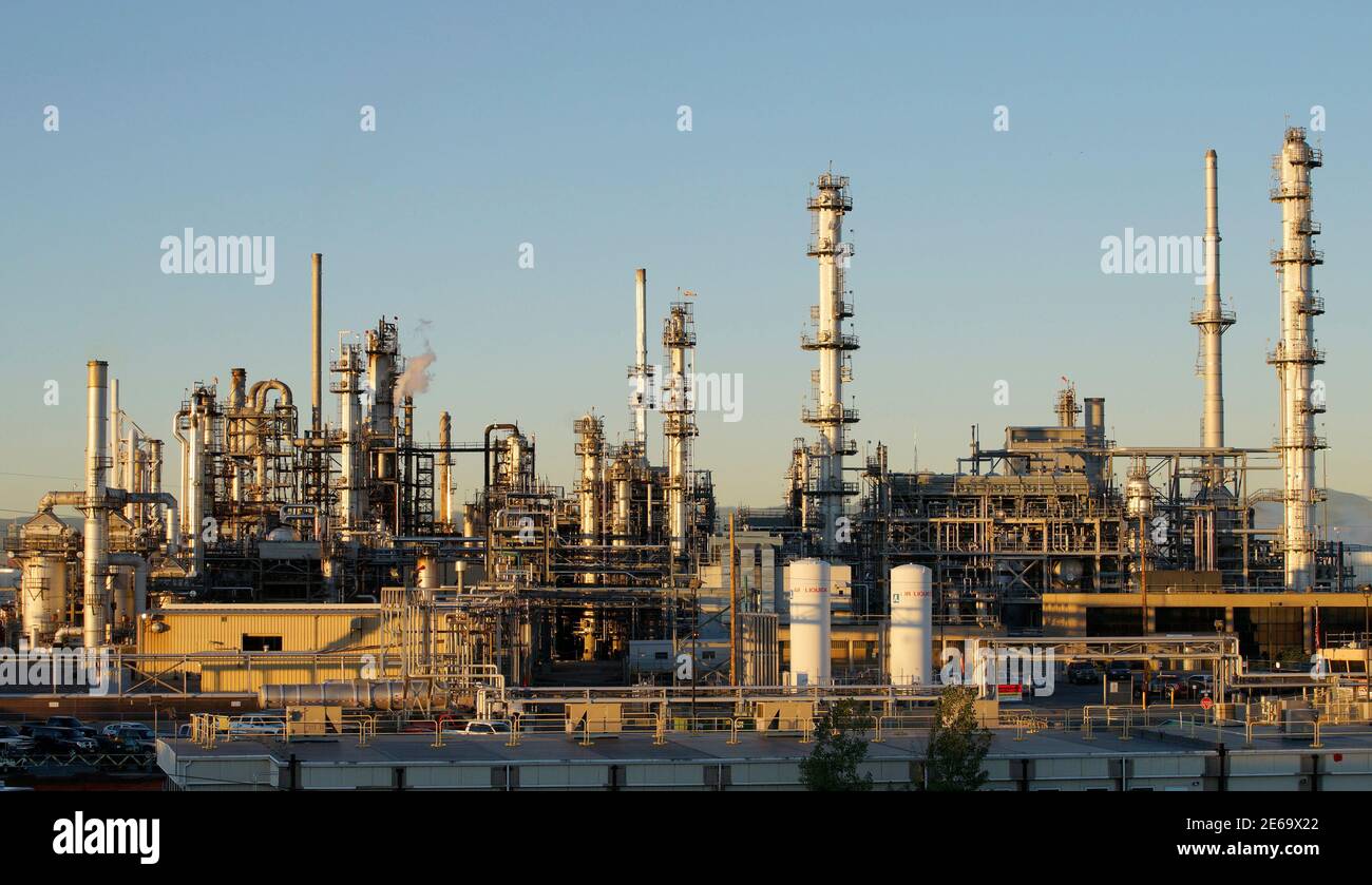 An oil refinery is seen at sunrise in Denver October 14, 2014.  Brent crude fell almost 3 percent to a fresh low near $86 a barrel on Tuesday, trading at its weakest level since 2010 after the West's energy watchdog cut its estimates for oil demand this year and next. REUTERS/Rick Wilking (UNITED STATES - Tags: BUSINESS ENERGY) Stock Photo