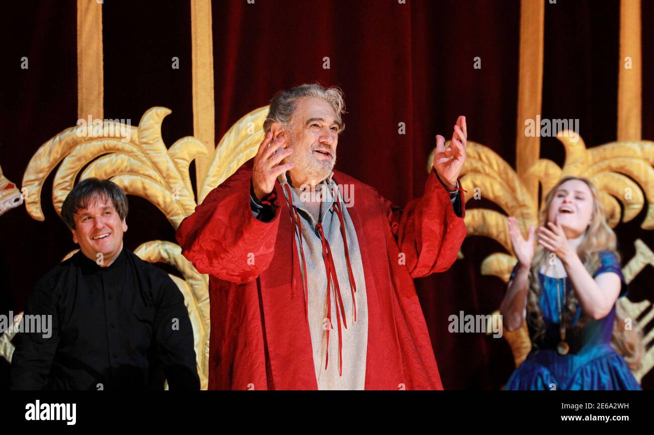 Placido Domingo accepts the applause while conductor Antonio Pappano (L) and leading lady Marina Poplavskaya look on during the curtain call of Placido Domingo Celebration at the Royal Opera House after a special performance to celebrate his 40th anniversary with the Royal Opera on October 27, 2011. REUTERS/Olivia Harris (BRITAIN - Tags: SOCIETY ANNIVERSARY) Stock Photo