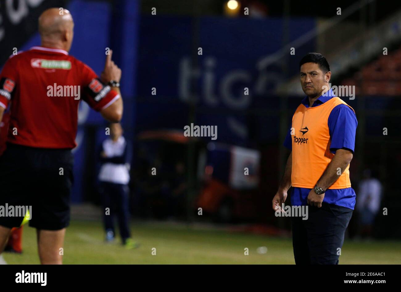Brazilian referee Heber Lopes talks to Argentina's Velez Sarsfield coach Jose Oscar Flores (R) during the team's Copa Libertadores soccer match against Paraguay's Nacional in Asuncion April 23, 2014. REUTERS/Jorge Adorno (PARAGUAY - Brazilian referee Heber Lopes talks to Argentina's Velez Sarsfield coach Jose Oscar Flores (R) during the team's Copa Libertadores soccer match against Paraguay's Nacional in Asuncion April 23, 2014. REUTERS/Jorge Adorno (PARAGUAY -