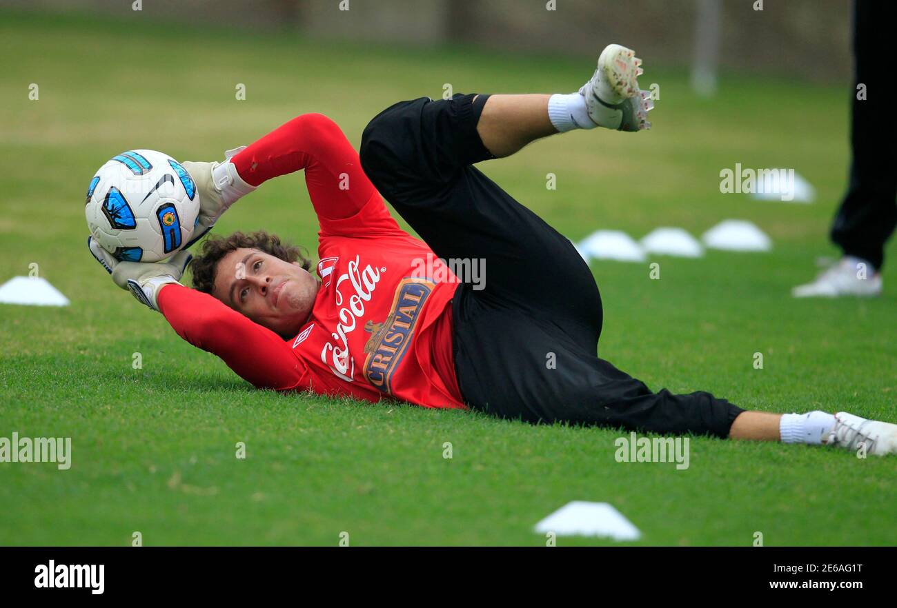 Peru's national soccer team goalkeeper Salomon Libman attends a practice  session in Lima, before the Copa America soccer championship June 20, 2011.  REUTERS/Pilar Olivares (PERU - Tags: SPORT SOCCER Stock Photo - Alamy