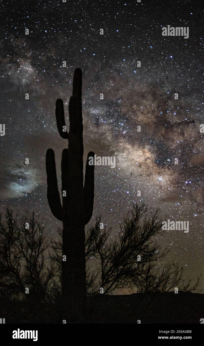 Milky way over desert hi-res stock photography and images - Alamy