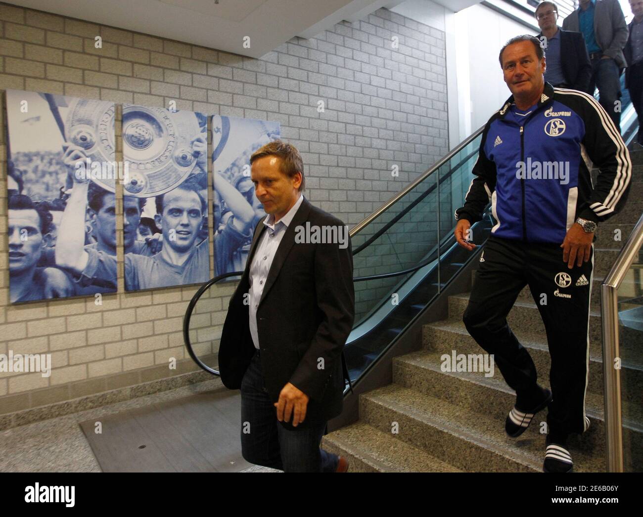 Schalke 04's new coach Huub Stevens (R) and manager Horst Heldt arrive for  a news conference in Gelsenkirchen, September 27, 2011. Schalke 04 have  appointed Dutchman Huub Stevens, who had coached the