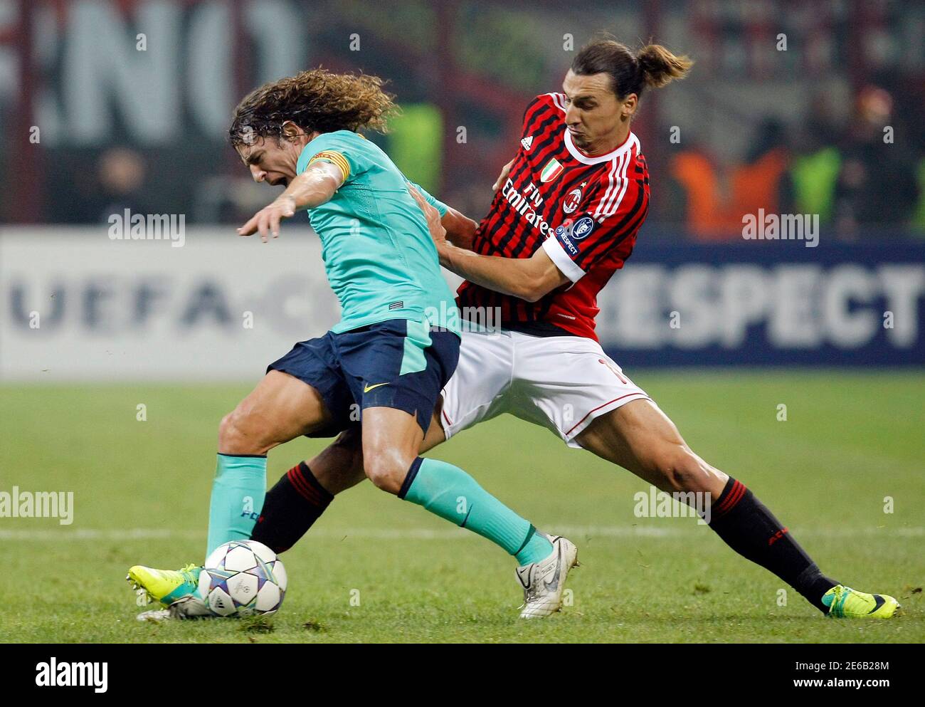 Ac Milan S Zlatan Ibrahimovic R Fights For The Ball With Barcelona S Carles Puyol During Their Champions League Soccer Match At The San Siro Stadium In Milan November 23 11 Reuters Alessandro Garofalo Italy