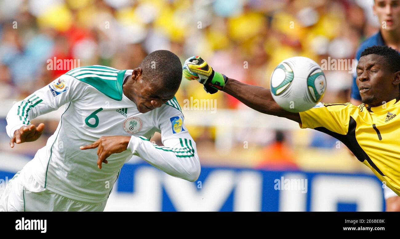 [Imagen: nigerias-ganiu-ogungbe-l-heads-the-ball-...E6BEBK.jpg]