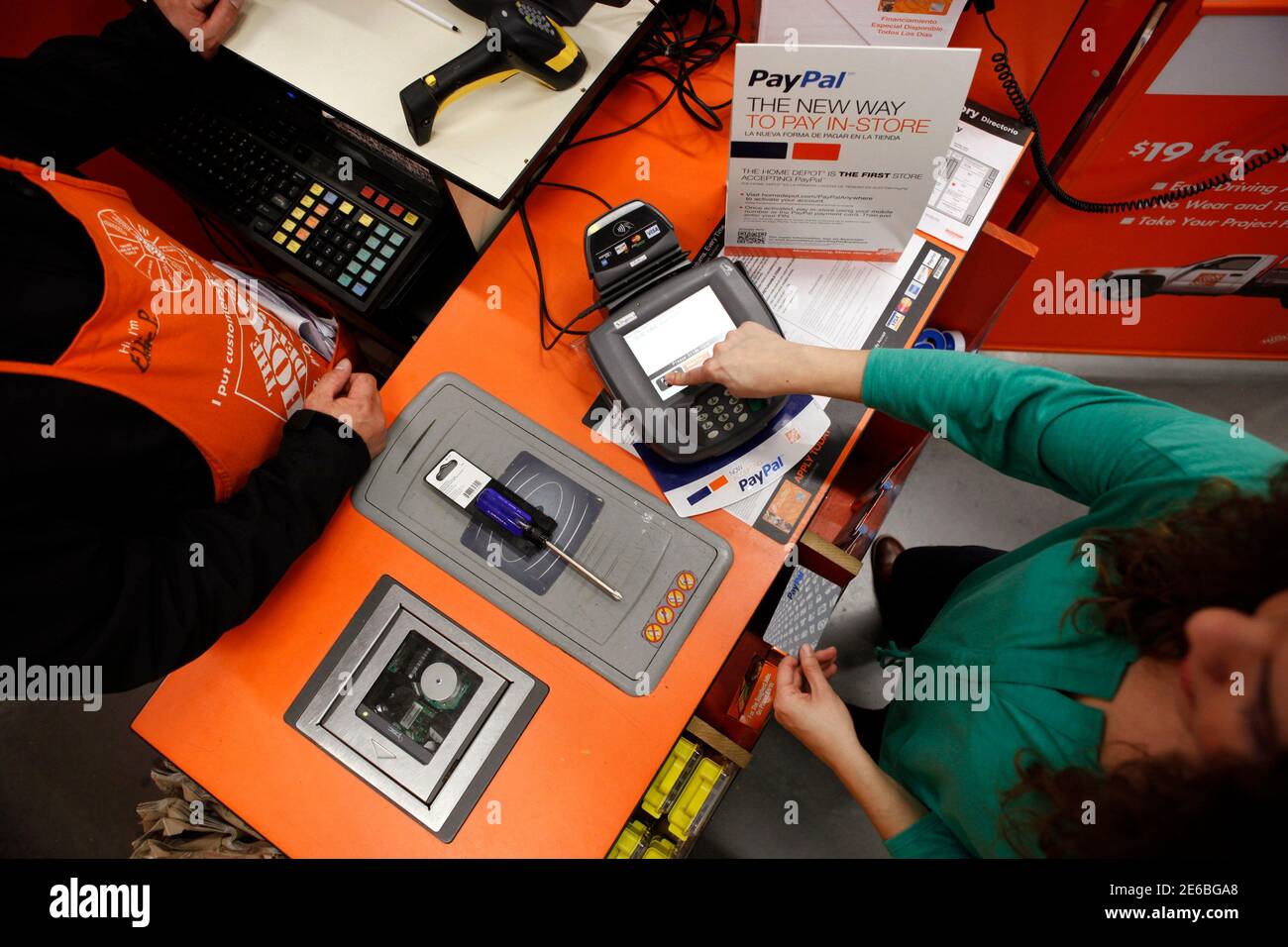 home depot employee high resolution stock photography and images alamy home depot employee high