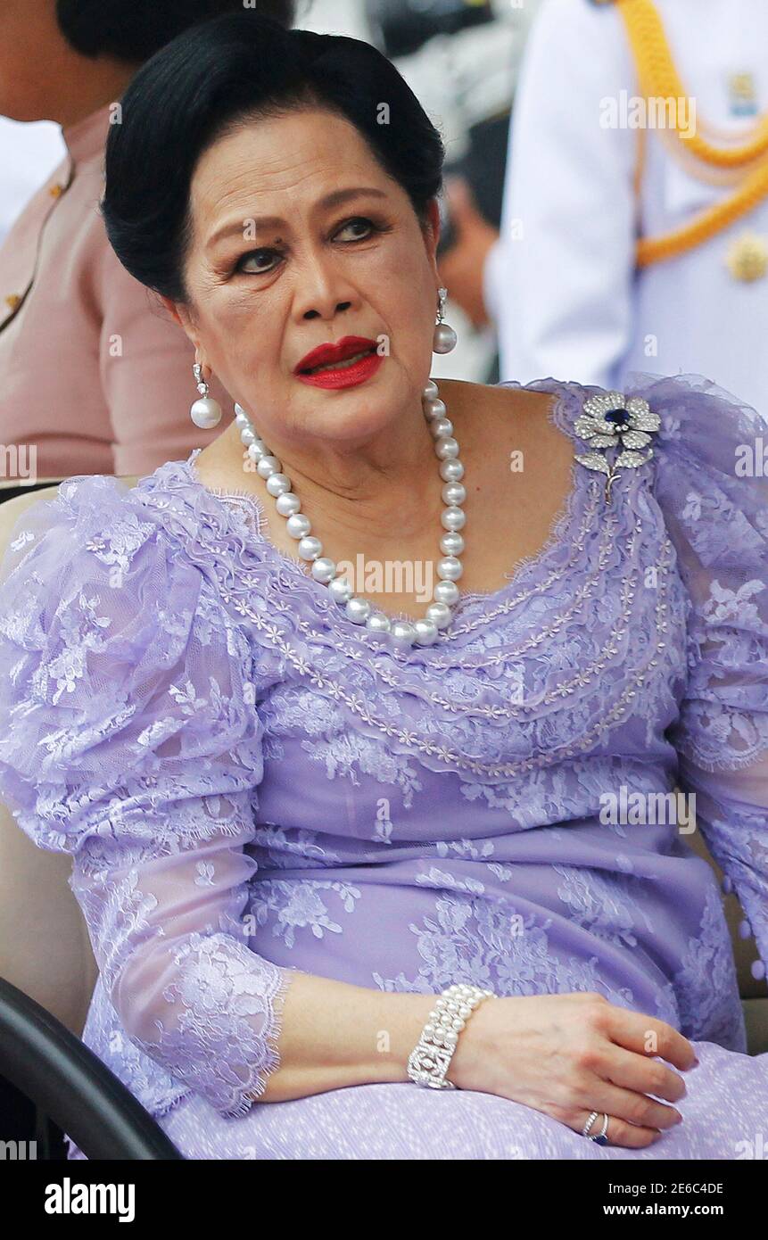 Queen Sirikit follows Thailand's King Bhumibol Adulyadej who was arriving to preside over the unveiling ceremony for the King Rama VIII monument in Bangkok June 9, 2012. King Rama VIII Monument was erected to commemorate King Ananda Mahidol, the eighth reigning monarch of the House of Chakri and the elder brother of King Bhumibol.    REUTERS/Damir Sagolj (THAILAND - Tags: ROYALS) Stock Photo